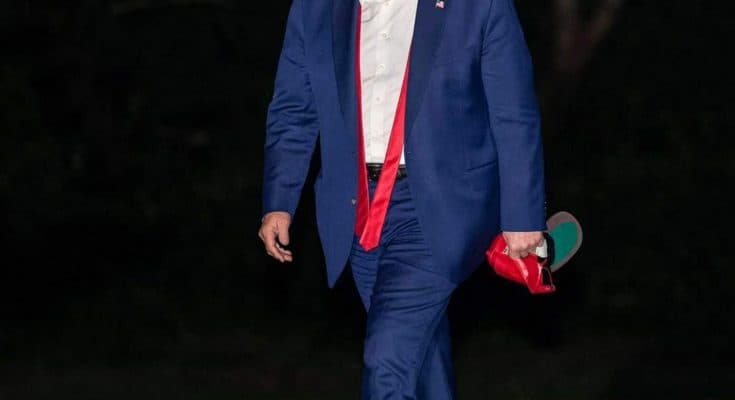 😯Late-Night Sighting: Trump Spotted With Mysterious Item